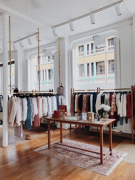 Boho Clothing Store Interior, Chic Retail Store Design, Anthropologie Store Interior, Sezane Store Interior, Chic Boutique Decor, Boutique Merchandising Ideas, Small Shop Interior Design, Vintage Boutique Interior, Small Shop Interior