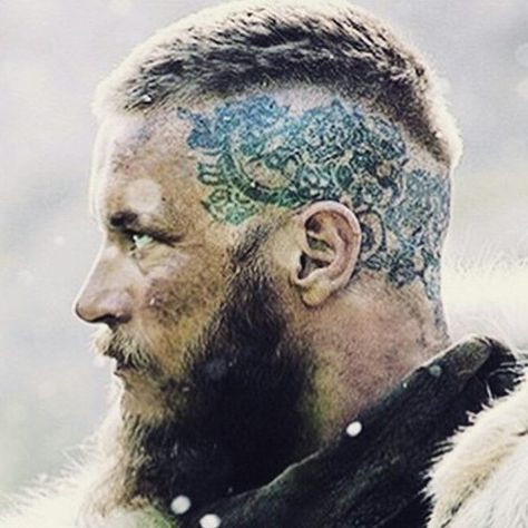 Winter is coming! EEEEEEEWWW WRONG Serie hahahah #tattoo #tattooartist #tattoos #puffjockeymakeup #@puffjockey #work #art #artis #greatwork #master #makeup #travisfimmel #vikingsfever #vikingshistory #vikings Ragnar Haircut, Ragnar Lothbrok Hair, Ragnar Lothbrok Haircut, Ragnar Hair, Ragnar Lothbrok Tattoo, Viking Haircut, Ragnar Lothbrok Vikings, Celtic Hair, Men's Short Hair