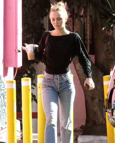 Life Is So Hard, Lily Rose Depp Style, Sleepy Girl, 90s Inspired Outfits, Models Off Duty Style, Vanessa Paradis, Hot Jeans, Lily Rose Depp, Boatneck Sweater