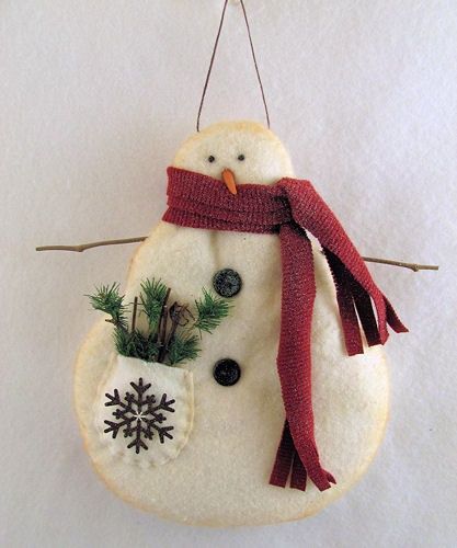 How To Make Primitive Snowmen Ornaments Out Of Cotton Batting - Primitive Christmas Ornaments, Snowmen Ornaments, Rusty Tin, Felt Snowman, Snow People, Primitive Snowmen, Homemade Ornaments, Wooden Slices, Winter Snowman