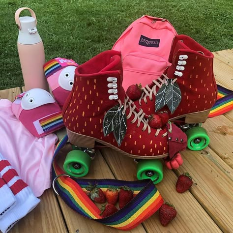 Roller Skate Setup, Roller Skates Impala, Strawberry Roller Skates, Brown Roller Skates, Roller Skate Set Up, Decorated Roller Skates, Roller Skating Fits, Rollerskating Aesthetic Outfit, Painted Roller Skates