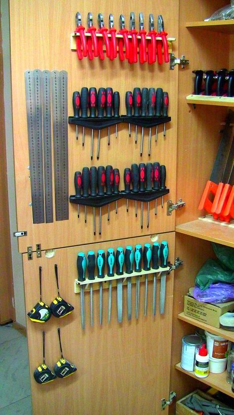 Arbejdsplads Garage, Garage Organization Tips, Garage Organisation, Garage Workshop Organization, Garage Tool Organization, Garage Tool Storage, Tool Storage Diy, House Landscaping, Diy Garage Storage