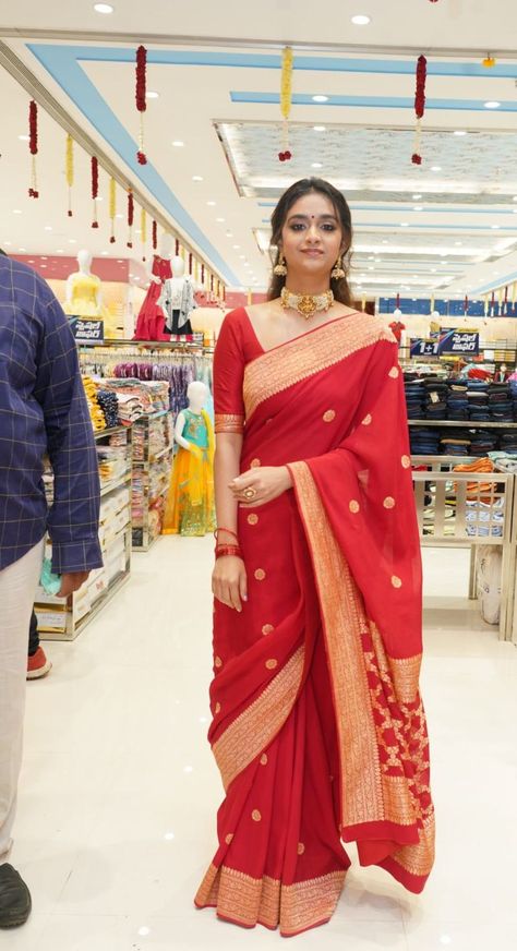 Red Saree Look Traditional, Red Saree Traditional Look, Red Silk Saree Look, Red Pattu Saree Brides, Cream And Red Saree, Red Saree Styling, Keerthi Suresh Saree, Red Pattu Saree, Kriti Suresh