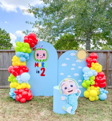 Cocomelon backdrop Coco Melon Centerpieces, Cocomelon Balloon Arch, Cocomelon Decoration Ideas, Cocomelon Balloon Decoration, Cocomelon Balloon Garland, Cocomelon Birthday Theme Decoration, Cocomelon Backdrop Ideas, Cocomelon Background, Coco Melon Birthday Party Ideas