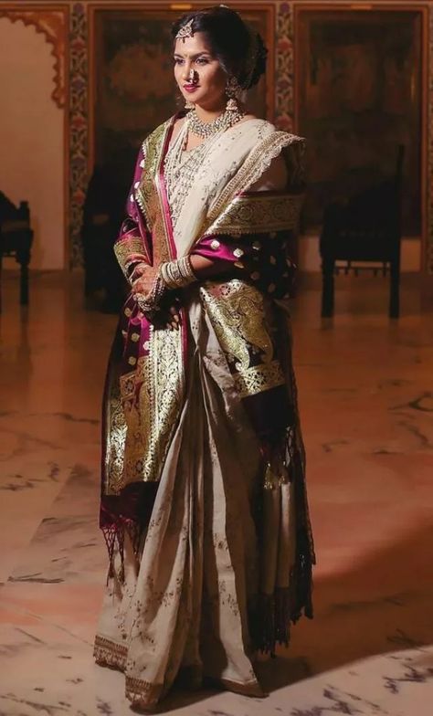 The Doctor Bride Flaunted Her White Sabyasachi Saree With A Beautiful Banarasi Silk 'Dupatta' Red Wedding Outfit, Royal Blue Lehenga, Sabyasachi Saree, Golden Lehenga, Bangle Ceremony, Sabyasachi Bridal, Sabyasachi Sarees, Engagement Look, Sabyasachi Bride