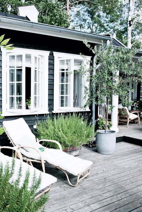 Should I Paint my House Charcoal? Danish Summer House, Scandinavian Country Style, Country Style Interiors, Pintura Exterior, Style Cottage, Exterior Paint Colors For House, Casa Exterior, Garden Deco, Summer Cottage