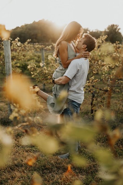 Vineyard Engagement Photos, Vineyard Engagement, Winery Engagement, Vineyard Photography, Proposal Photoshoot, Shooting Couple, Proposal Pictures, Narrative Photography, Corn Field