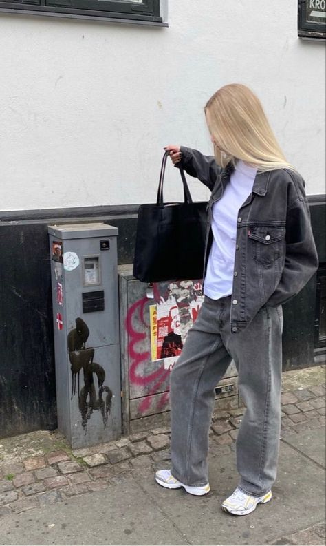 Black Gray Jeans Outfit, Gray Jeans White Shirt Outfit, Gray Denim Shirt Outfit Women, Gray Jeans Jacket Outfit, Gray Denim Outfit, Outfit Ideas For School Black Jeans, Grey Jeans Jackets Outfit, Washed Grey Jeans Outfit, Styling Gray Jeans