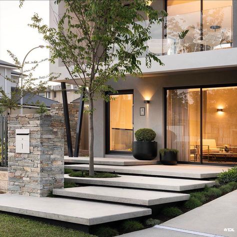 Describe this spectacular facade in word! Every detail of the floating stairs in trowel finish concrete has been carefully considered to… Outdoor Entrance Ideas Front Walkway, Architecture Styles, Modern Entrance, Exterior Stairs, Floating Stairs, Outdoor Stairs, Concrete Steps, Entrance Design, Modern Staircase