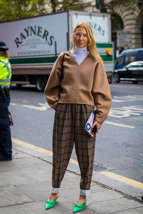 London Fashion Week Street Style Spring 2018 | POPSUGAR Fashion Vogue Street Style, 2018 Style, New York Outfits, Street Style Spring, London Fashion Week Street Style, New York Fashion Week Street Style, Popsugar Fashion, Style Winter, Style Fall