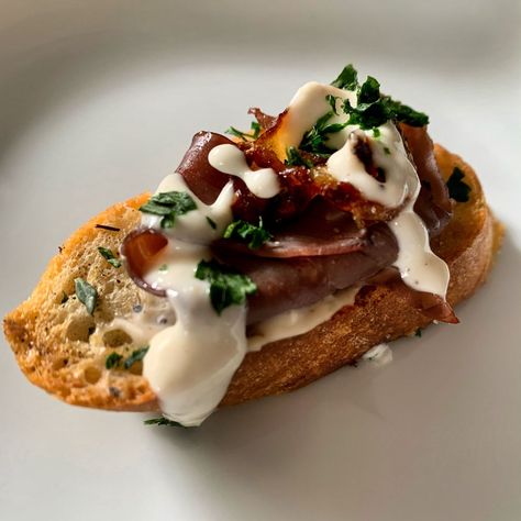 “Savory Sensation: Beef Crostini with Caramelized Onions and Horseradish Aioli” – Mycookingcorner Roast Beef Crostini With Horseradish, Beef Crostini, Horseradish Aioli, Caramalized Onions, Beef Appetizers, Caramelized Onions Recipe, Philly Cheese Steak Sliders, Beef Dip, Carmelized Onions