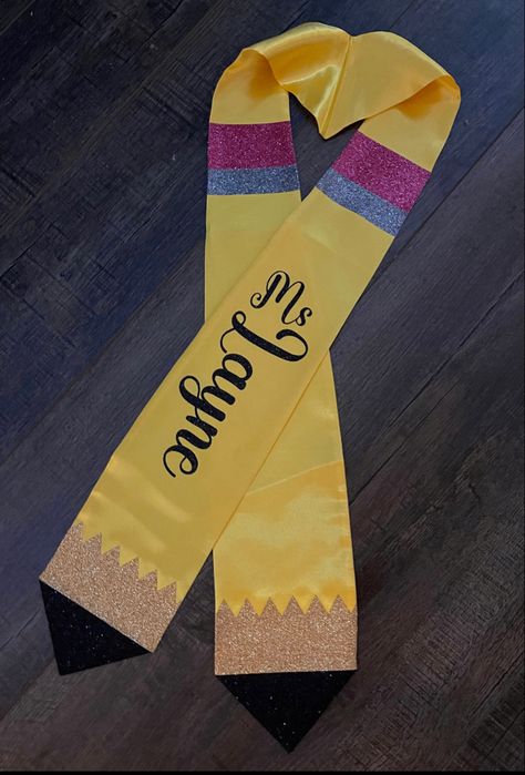 Teacher Graduation Stole, Teacher Graduation Pictures, Teacher Education Major, Graduation Stole Ideas, Graduation Cap Decoration Teacher, Graduation Party College, Teacher Graduation Party, Education Graduation Cap, Stole Ideas