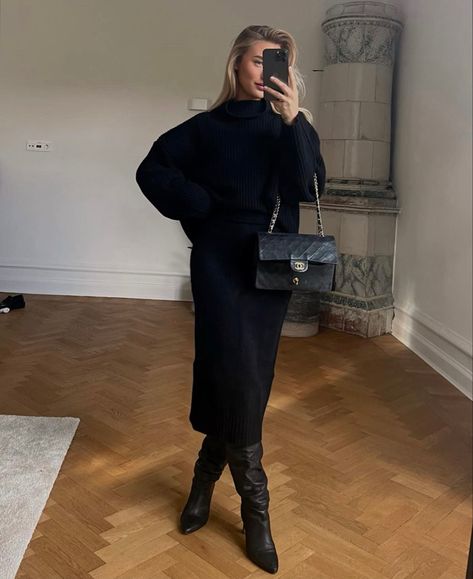 Knee Length Boots Outfit, Winter Dressy Outfits, Peplum Top Outfits, Black Skirt Outfit, November Fashion, Black Skirt Outfits, Sandal Tali, Winter Boots Outfits, Indie Vibes