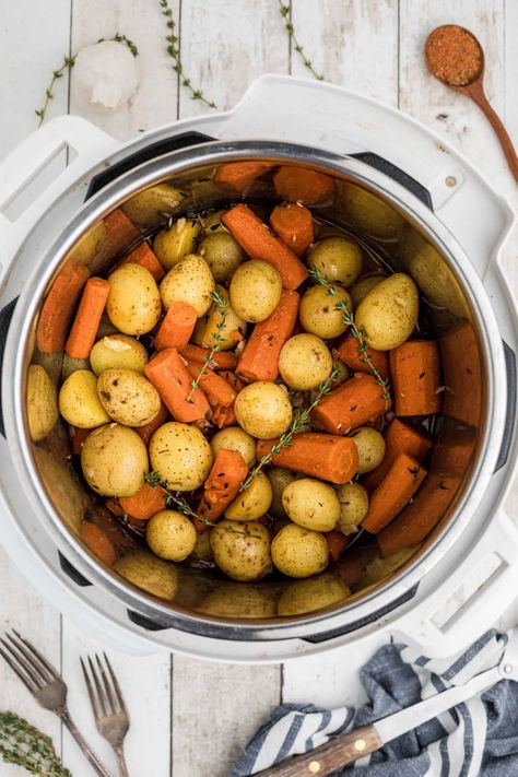 Instant Pot Potatoes, Southern Thanksgiving Recipes, Fall Crockpot Recipes, Southern Thanksgiving, Vegetarian Crockpot Recipes, Potatoes And Carrots, Easy Thanksgiving Recipes, Thanksgiving Dinner Recipes, Vegetarian Crockpot