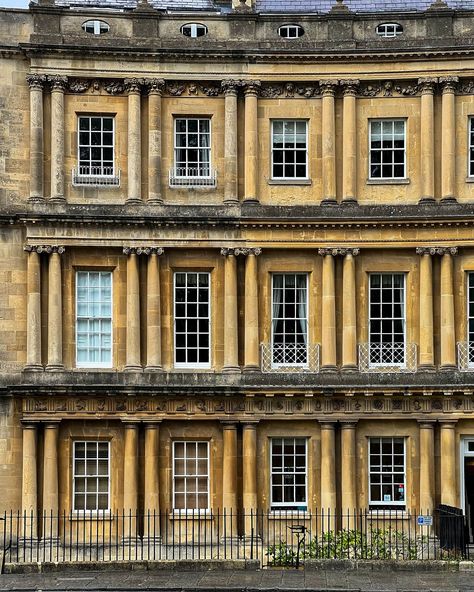 The Circus in Bath is a notable example of Georgian architecture in Bath, England. Designed by John Wood the Elder, it is a circular space surrounded by large townhouses, divided into three segments of equal length, forming a circle with three entrances. Construction began in 1754 and was completed by 1768. The design of The Circus is inspired by ancient Roman architecture and the Colosseum. - #historicpreservation #georgianarchitecture #georgianhouse #igersbath #bath #classicalarchitecture ... Bath Architecture England, Ancient Roman Architecture, House Flipper, House Flippers, Georgian Architecture, Bath England, Roman Architecture, The Colosseum, Architectural Styles