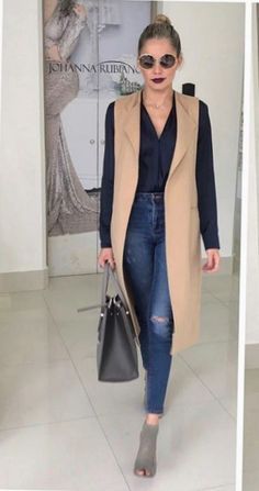 Long Suede Vest Outfit, Long Tan Vest Outfits For Women, Beige Long Vest Outfit, Outfit Chaleco Cafe Largo, Long Vest Outfit Winter, Sleevless Blazer Outfit, Beige Vest Outfits For Women, Long Vest Outfits For Women, Gilet Outfit Women