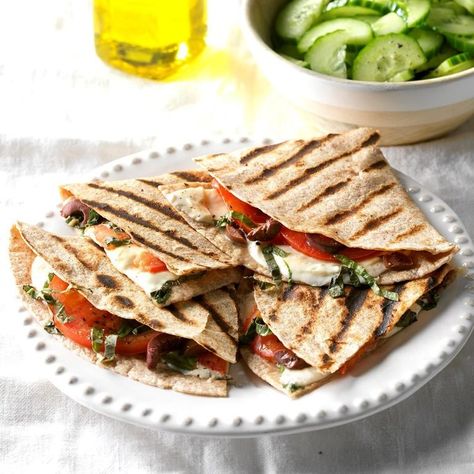 Grilled Caprese Quesadillas Vegetarian Italian Recipes, Recipes With Mozzarella Cheese, Ultimate Grilled Cheese, Vegetarian Italian, Quesadilla Recipes, Healthy Summer Recipes, Summer Lunch, Grilled Sandwich, Spinach And Cheese