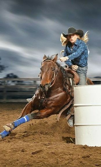 Barrel racing love it Barrel Racing Photos, Barrel Racing Photography, Horse And Rider Photography, Rider Photography, Barrel Racing Saddles, Barrel Racing Tack, Horse Show Clothes, Barrel Racing Horses, Rodeo Horses