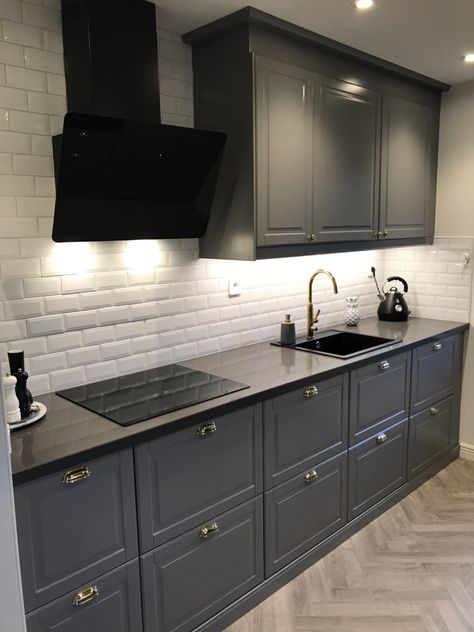 Charcoal Grey Kitchen Cabinets With Black Countertop, Black And Grey Kitchen Cabinets, Antracit Kitchen, Grey And Black Kitchen, Cabinet Makeover Kitchen, Cabinet Design Ideas Kitchen, Colors Kitchen Cabinets, Cabinet Storage Kitchen, Black Kitchen Inspiration