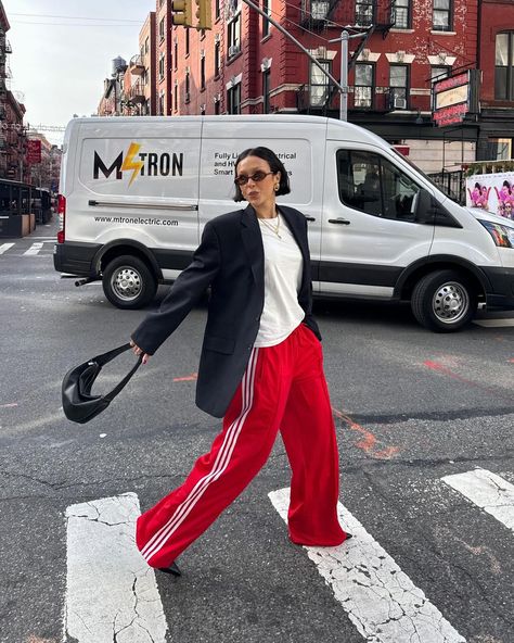 Red Adidas Pants, Adidas Track Pants Outfit, Adidas Pants Outfit, Red Pants Outfit, Looks Adidas, Track Pants Outfit, Street Style Outfits Casual, Look Adidas, Tracksuit Outfit