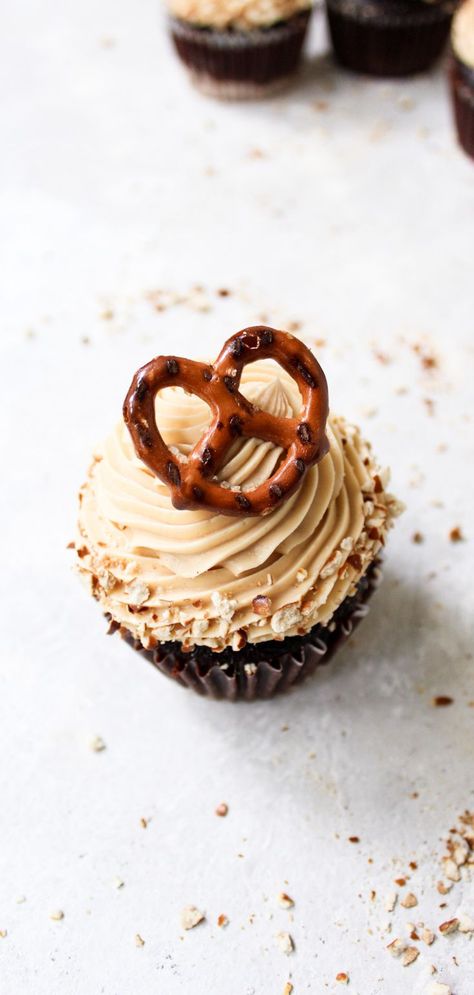 Caramel Pretzel Cupcakes, Pretzel Cupcakes, Carmel Chocolate, Vegan Chocolate Peanut Butter, Moist Chocolate Cupcakes, Salted Caramel Buttercream, Salted Caramel Pretzels, Chocolate Caramel Pretzels, Salted Caramel Cupcakes