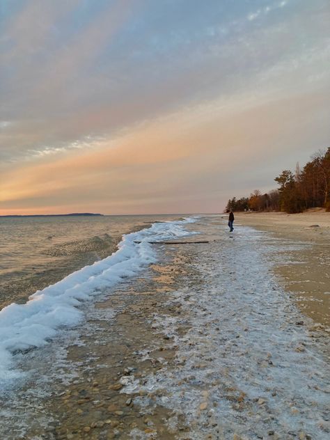 Beach House In Winter, Snowy Beach Aesthetic, Snow On The Beach Wallpaper, Snow On The Beach Aesthetic, Snowy Beach, Art Inspiration Creative, Beach In Winter, Pretty Skys, Sea Walk