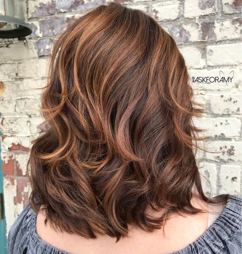 Layered Haircut for Thick Wavy Hair Short Layered Wavy Hairstyles, Medium Length Layers, Thick Wavy Hair, Medium Layered Haircuts, Medium Length Hair With Layers, Wavy Haircuts, Brown Highlights, Chic Hairstyles, Blonde Bobs