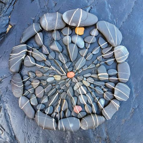 Art With Rocks, Rock Art Garden, Beach Rocks Crafts, River Rock Crafts, Rock Projects, Siskin, Rock Garden Design, Rock And Pebbles, Earth Art