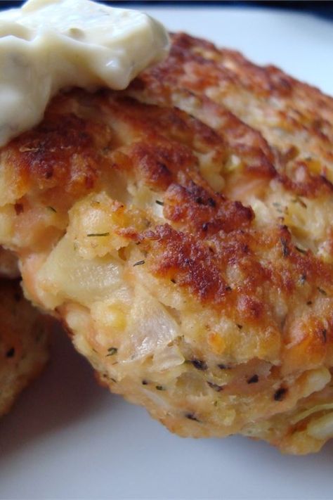 Potato Salmon Patties | "I love this recipe! What a great switch from the old boring way of making salmon patties!" #sidedishrecipes #sides #dinnersidedish #sidedishes #sidedishideas Potato Salmon, Flaked Salmon, Salmon Croquettes, Salmon Patties Recipe, Japanese Desserts, Budget Friendly Dinner, Salmon Potato, Fried Salmon, With Mashed Potatoes