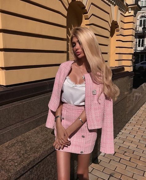 This outfit presents the girly side of pollys fashion, she often wears pink. It also shows the classy look. Chanel Outfit, Chique Outfits, Outfit Chic, Pink Suit, Outfit Trends, Victoria Secrets, Jeffree Star, Mode Inspo, Looks Chic