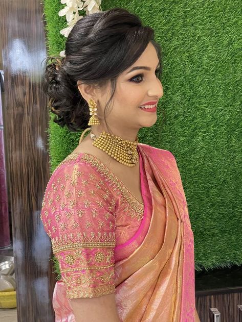 Indian Hairstyles For Long Hair, Simple And Natural Makeup, Elegant Buns, Beautiful Bridal Makeup, Hairstyles For Gowns, Hear Style, Bridal Hairstyle Indian Wedding, Hair Style On Saree, Saree Hairstyles