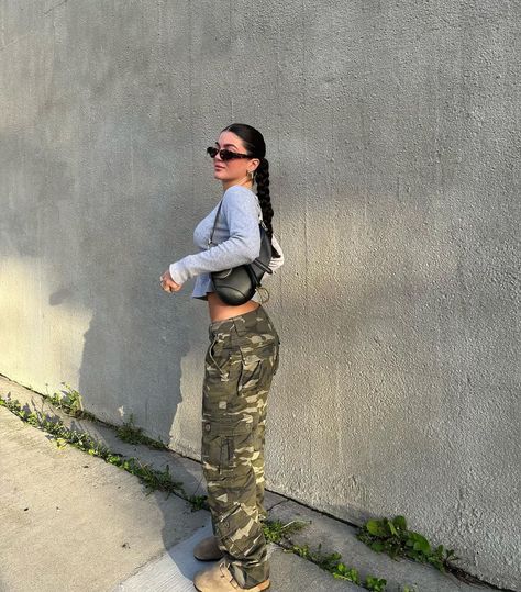 Evangelina Petrakis no Instagram: “300K🥂OMG I LOVE U ALLLLLL💞🎉!!!!!! - #slickback #explore #inspo #outfitinspo #explorepage #instagood #california #300k” Evangelina Petrakis, Cargo Pants Look, I Love U, Love U, Beauty Blogger, Cargo Pants, No Instagram, Nice Dresses, Cool Outfits