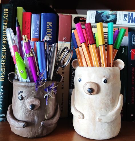 Air Clay Pencil Holder, Pencil Holder Diy Clay, Clay Pencil Pot, Homemade Clay Mugs, Clay Pen Holder Diy, Polymer Clay Pencil Holder, Clay Pencil Holder Ideas, Air Dry Clay Pen Holder, Air Dry Clay Pencil Holder