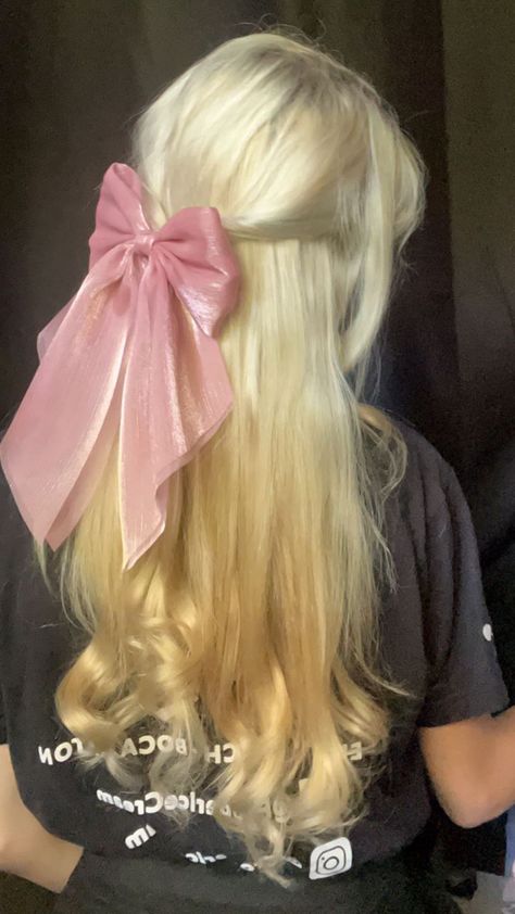 Pink Bow Blonde Hair, Lover Inspired Hairstyles, Coquette Blonde Hair, Coquette Hair Bow, Barbiecore Hairstyles, Ballet Core Hairstyles, Blonde Hair With Bow, Coquette Hair Styles, Cute Blonde Hairstyles