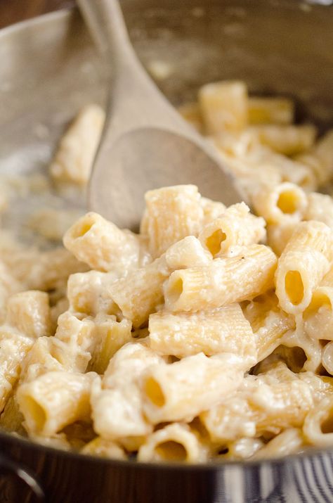 One Pot Homemade Alfredo Rigatoni is an easy vegetarian dinner idea with a rich Parmesan and cream sauce with tender rigatoni pasta for a comforting meal that tastes amazing! #OnePot #Pasta #Alfredo Alfredo Rigatoni, Veggie Alfredo, Easy Dinners For One, Rigatoni Recipes, Pasta Alfredo, Easy Vegetarian Dinner, Rigatoni Pasta, Homemade Alfredo, Alfredo Sauce Recipe