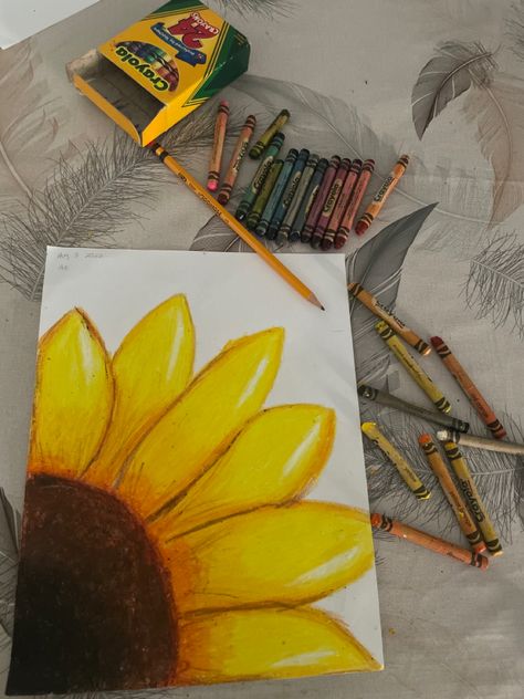 Drawing Ideas Easy Crayons, Crions Drawing, Doodles With Colored Pencils, Cute Colored Pencil Drawings Easy, Oil Pastel Aesthetic Drawings, Cray Pas Art Drawings, Drawings With Wax Crayons, Aesthetic Color Pencil Drawing, Crayon Easy Drawing