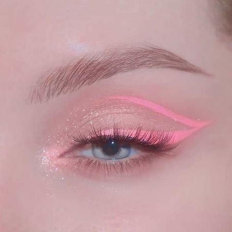 Light Pink Eyeliner Looks, Aesthetic Eyeliner, Shifting Help, Eyeliner Inspo, Ideas Maquillaje, Pink Eyeliner, Space Makeup, Pastel Makeup, Easter Makeup