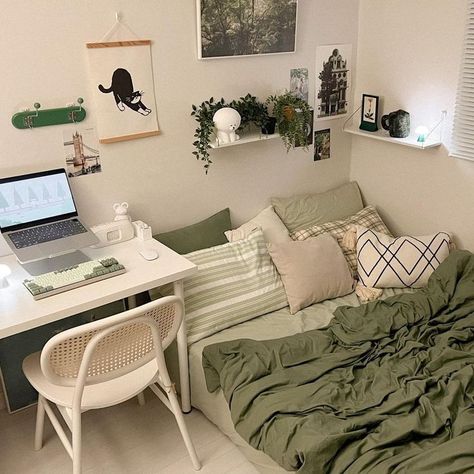 Green Room Ideas Bedroom, Luxury Room Decor, Room Decor Tips, Small Room Makeover, Green Room Decor, Nice Rooms, View Aesthetic, Room Inspired, Luxury Room