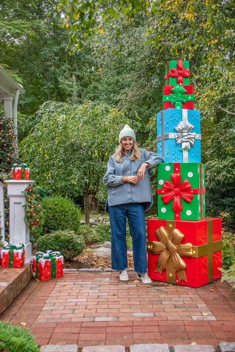 Christmas Present Yard Decor, Diy Giant Present Decorations, Giant Gift Boxes Diy, Outdoor Christmas Packages Diy, Diy Stacked Presents Decoration, Diy Giant Christmas Tree, Diy Outdoor Christmas Present Decor, Stacked Christmas Boxes Decoration, Large Diy Christmas Yard Decorations