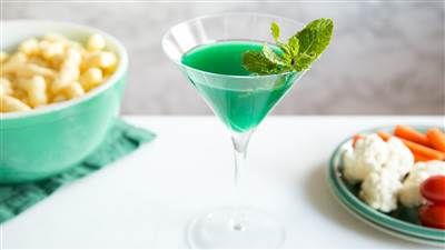 Fly Like an Eagle-Tini: A Super Bowl-themed cocktail recipe Philadelphia Cocktails, Super Bowl Drinks, Superbowl Cocktails, Themed Cocktails, St Patricks Day Drinks, Party Punch Recipes, Healthy Superbowl Snacks, Bowl Party Food, Boston Tea