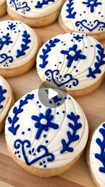 Gloria Ruiz on Instagram: "Talavera inspired Conchas 💙  #talavera #conchas #veganconchas #pandulce #baking #bread #foodblogger #foodart #sugarart #mexico #wedding #events #losangeles #inglewood" Christmas Conchas Bread, Talavera Cookies, Talavera Theme Party, Mexican Talavera Wedding, Talavera Baptism, Talavera Baby Shower Ideas, Concha Designs, Talavera Cake, Talavera Party