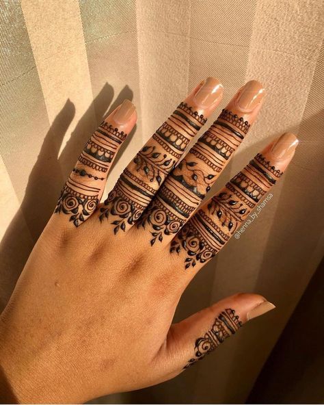 Simple Finger Mehendi Designs, Mehndi Design Simple Finger, Henna Simpel, Simple Finger Mehndi Designs, Finger Mehndi Design Simple, Simple Finger Mehndi, Mehndi Design Finger, Fingers Henna, Mehndi Design Stylish