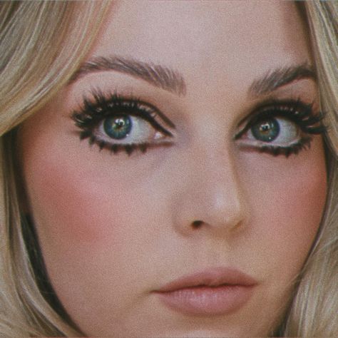 #60s #makeup #makeupideas #makeupinspo #aesthetic #eyeliner #brows #lipstick #easymakeup #tiktokmakeup Authentic 60s Makeup, Casual 60s Makeup, Subtle 60s Makeup, 60s Glam Makeup, 1960 Makeup Look, 60s Mod Makeup Hooded Eyes, 60s Eye Makeup Hooded Eyes, Mod Makeup 60s, 60s Makeup Hooded Eyes