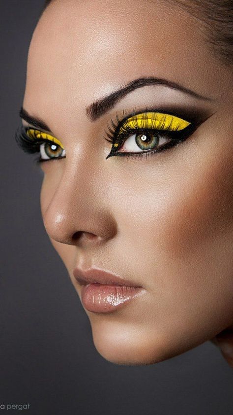 Dramatic Wedding Makeup, Yellow Eye Makeup, Wedding Eyes, Black Eye Makeup, Eyeliner Designs, Yellow Makeup, Wedding Eye Makeup, Dramatic Eye Makeup, Cat Eye Makeup