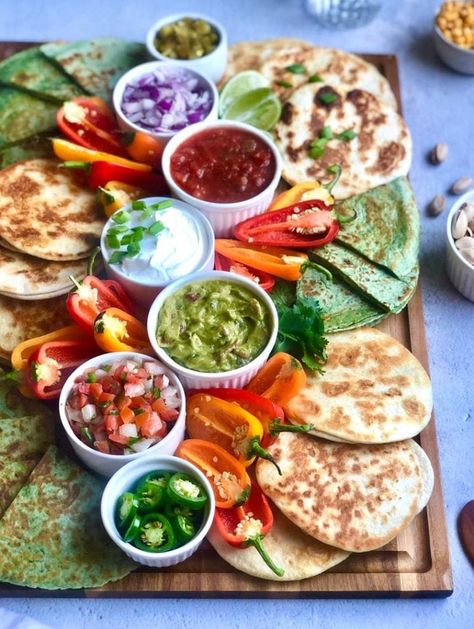 Mexican Charcuterie, Mexican Comfort Food, Toppings Bar, Charcuterie Inspiration, Mexican Dinner, Party Food Platters, Quesadilla Recipes, Charcuterie Recipes, Snacks Für Party