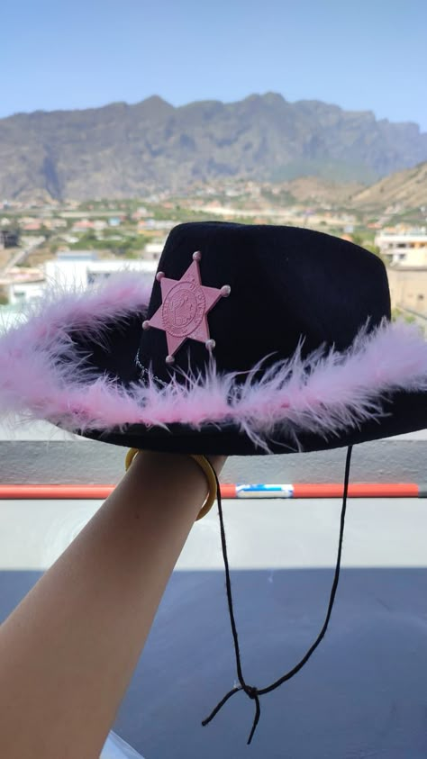 Sombrero de vaquera aesthetic Sombrero Vaquero Aesthetic, Cowgirl Hats Aesthetic, Sombrero Aesthetic, Cowgirl Hat Ideas, Cowboy Hats Aesthetic, Sombreros Aesthetic, Vaqueras Aesthetic, Sombrero Cowgirl, Cowgirl Sombrero