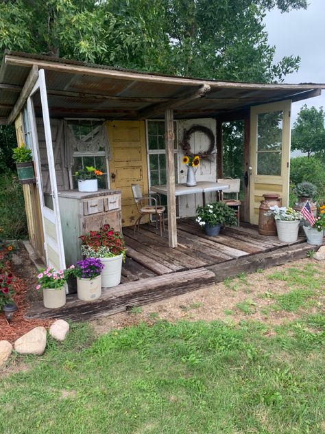 Shed Repurpose Ideas, Allotment Seating Area, Outdoor Shelter Ideas, Potting Shed Interior Ideas, Diy She Shed, Allotment Shed, Cottage Garden Sheds, Diy Garden Decor Projects, Garden Sitting Areas