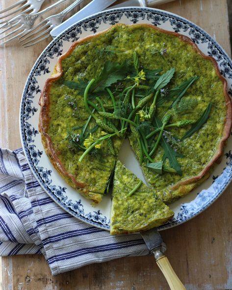 Asparagus and green herbs quiche Herb Quiche, Tom Kha Gai Soup, Pesto Vinaigrette, Delicious Quiche, Green Herbs, Classic French Desserts, Simple Vinaigrette, French Lifestyle, French Desserts