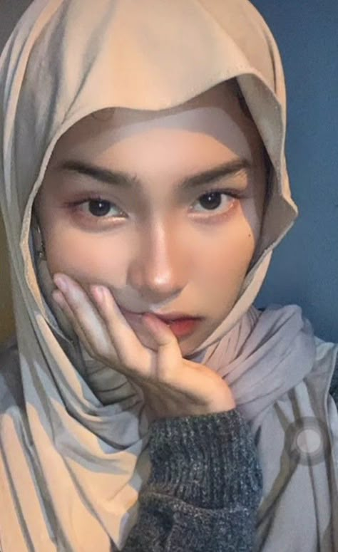 Foto Cewek Hijab Aesthetic, Simple Hijab Tutorial, Simple Hijab, Hijab Aesthetic, Selfie Poses Instagram, Stylish Photo Pose, Women's Portrait Photography, Motif Vintage, Women's Casual Style