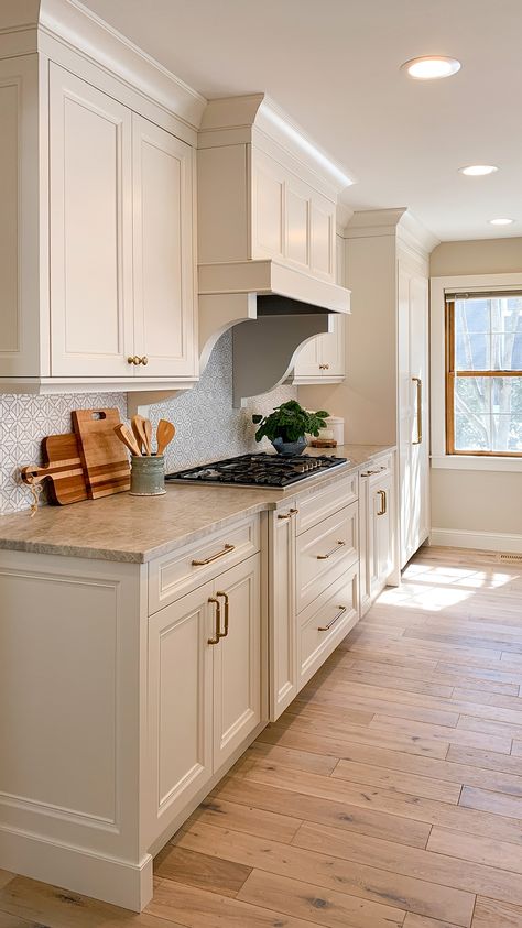 Classic Range Hoods, White Traditional Kitchen Cabinets, Paneled Hood Kitchen, Kitchen Design Range Hood, Kitchen Hood And Cabinets, Mantel Style Range Hood, Traditional Kitchen Hood, Corbel Range Hood, White Kitchen Renovation Ideas